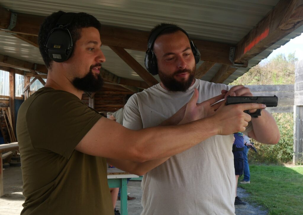 Un encadrant apprend à un adhérent à bien prendre en main son pistolet.
A Gajoubert devenez un tireur sûr, responsable et autonome. 