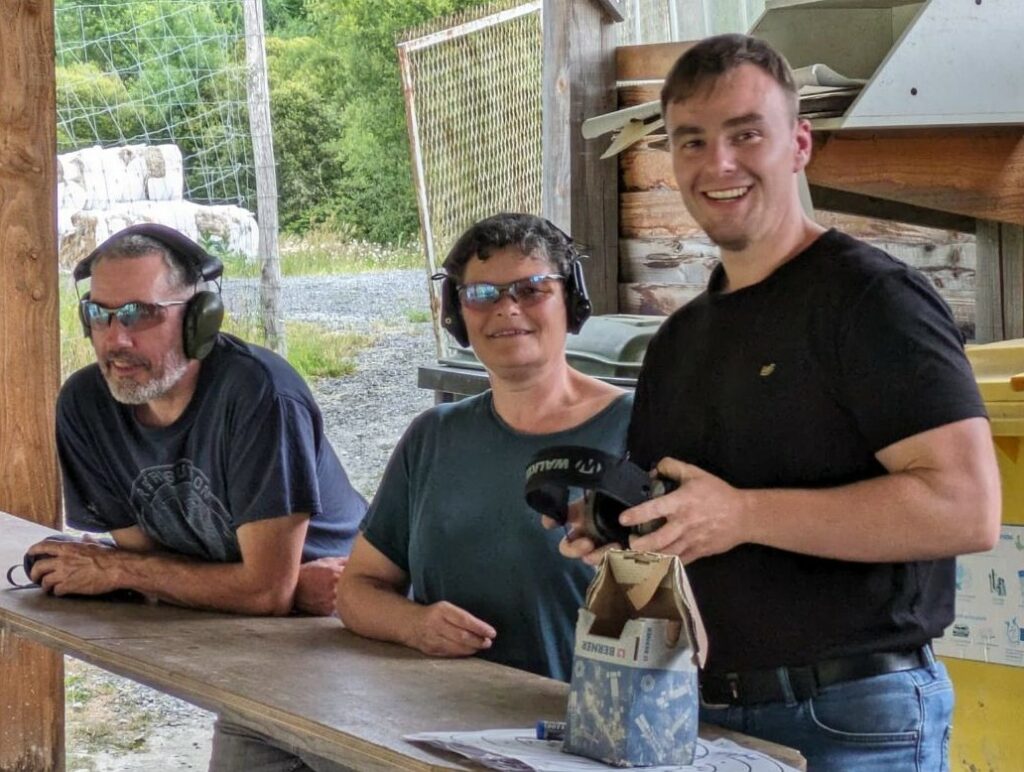 Sur le pas de tir, trois potes de bonne humeur !