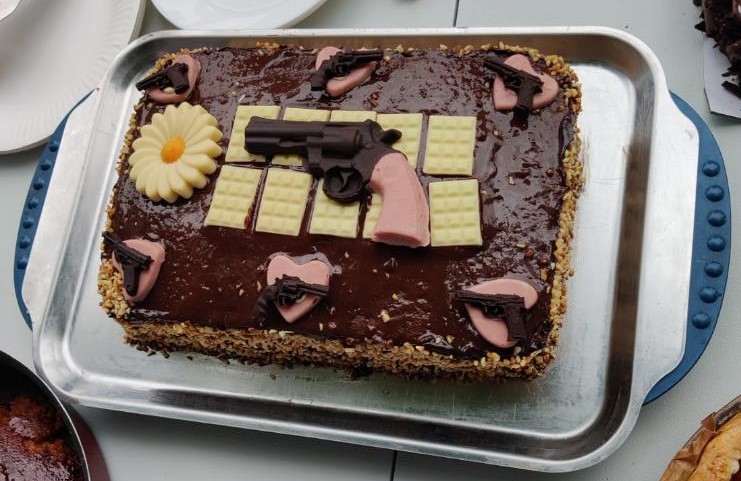 Un merveilleux gâteau au chocolat avec pistolets et petits coeurs roses