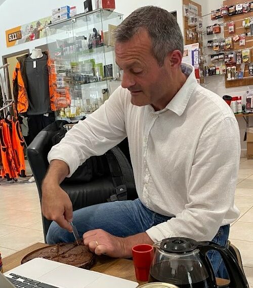 Hugues se fait plaisir avec un gâteau au chocolat 