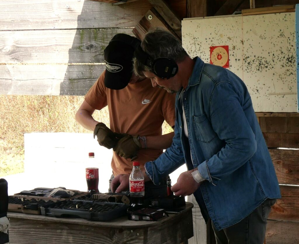 Un père et un fils préparent, ensemble,  leurs armes.