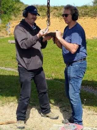 Deux membres réparent un gong